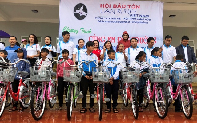 Học sinh nghèo xã Ea Sô (huyện Ea Kar) nhận xe đạp "Cùng em đến trường"