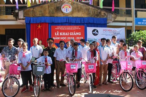 Các thành viên Hội Bảo tồn lan rừng Việt Nam tặng xe đạp cho các em học sinh nghèo vượt khó Trường Tiểu học và THCS Hợp Hòa ( Lương Sơn)